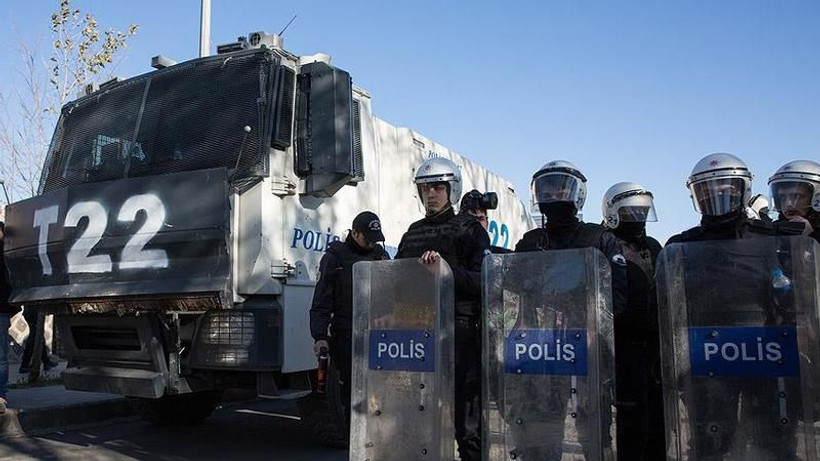 Kadıköy'de polise karşı koyan göstericler gözaltına alındı
